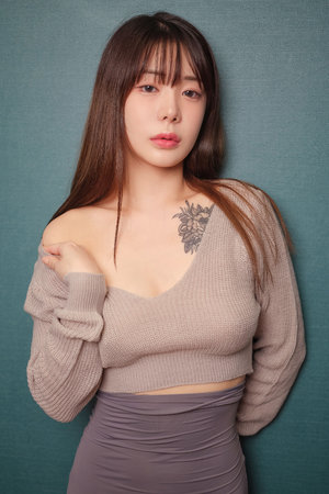 折磨美女大胸乳出血